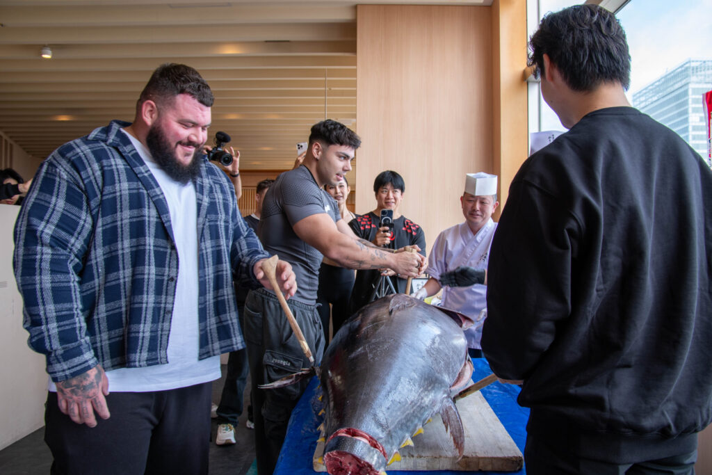 【事例紹介】海外フィットネスインフルエンサー×日本文化——天然マグロの解体ショーで鮨体験を世界へ1