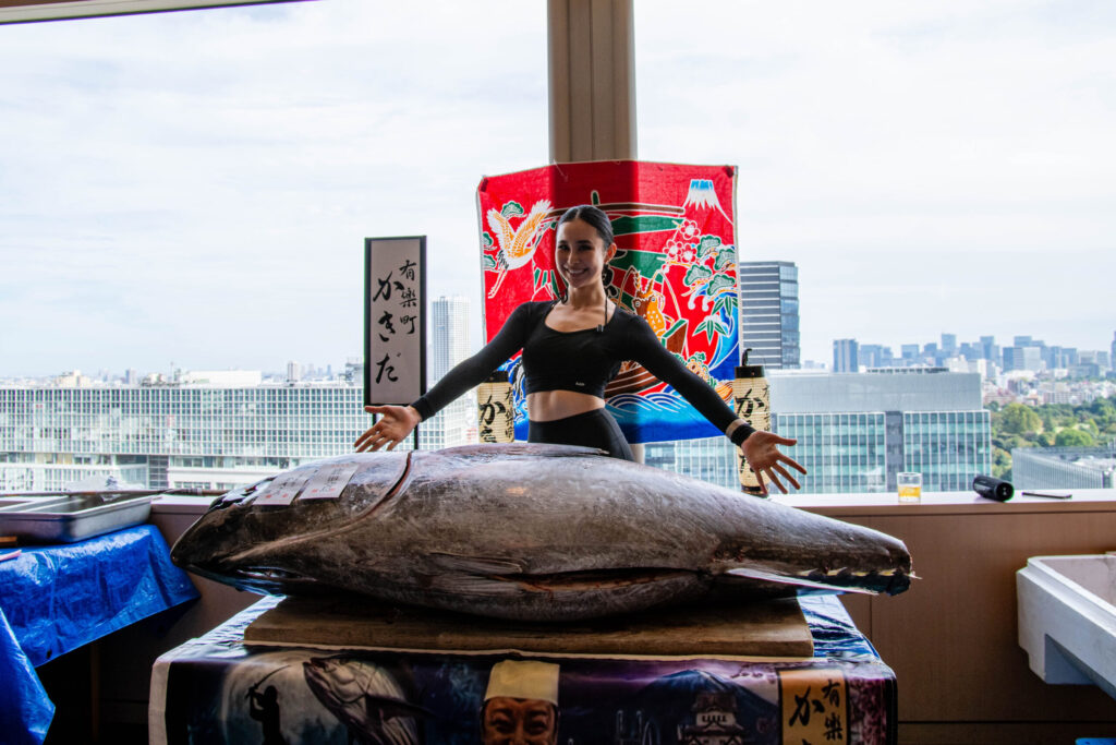 【事例紹介】海外フィットネスインフルエンサー×日本文化——天然マグロの解体ショーで鮨体験を世界へ2