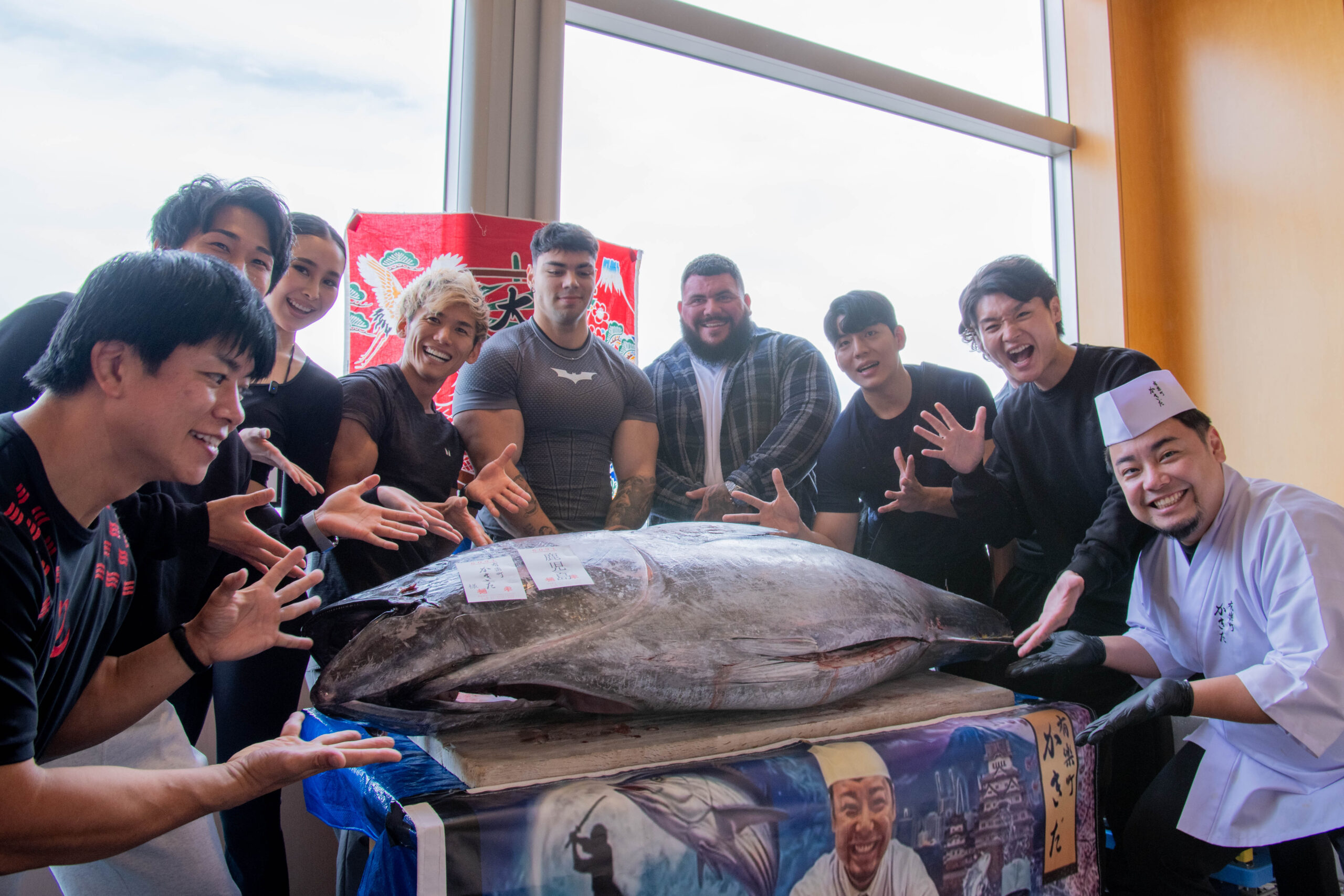 【事例紹介】海外フィットネスインフルエンサー×日本文化——天然マグロの解体ショーで鮨体験を世界へ12