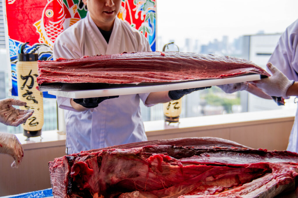 【事例紹介】海外フィットネスインフルエンサー×日本文化——天然マグロの解体ショーで鮨体験を世界へ3