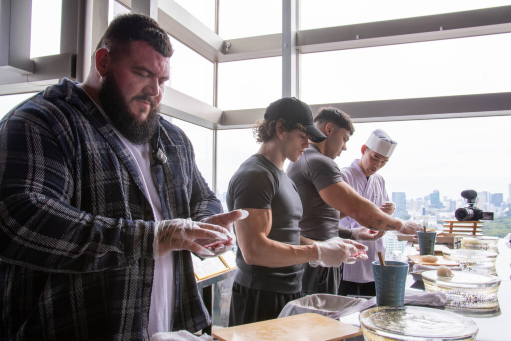 【事例紹介】海外フィットネスインフルエンサー×日本文化——天然マグロの解体ショーで鮨体験を世界へ5