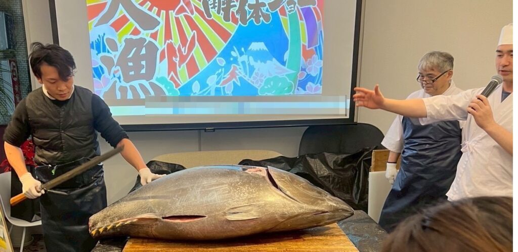 【事例紹介】オフィスに“本マグロ”がやってきた——想像を超える迫力で盛り上がる新年会