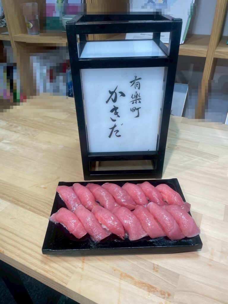 【事例紹介】華やかな着物姿と中落ち体験で盛り上がる——合同新年会にマグロ解体ショー2